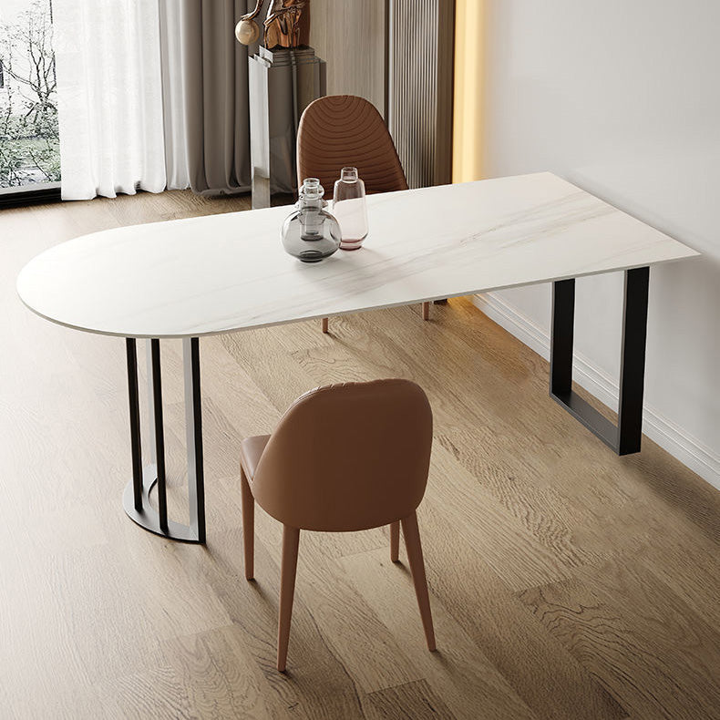 Moderne eettafel van gesinterde stenen met metalen poten voor thuisgebruik
