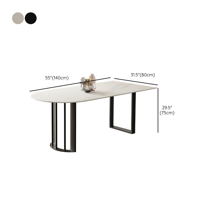 Moderne eettafel van gesinterde stenen met metalen poten voor thuisgebruik