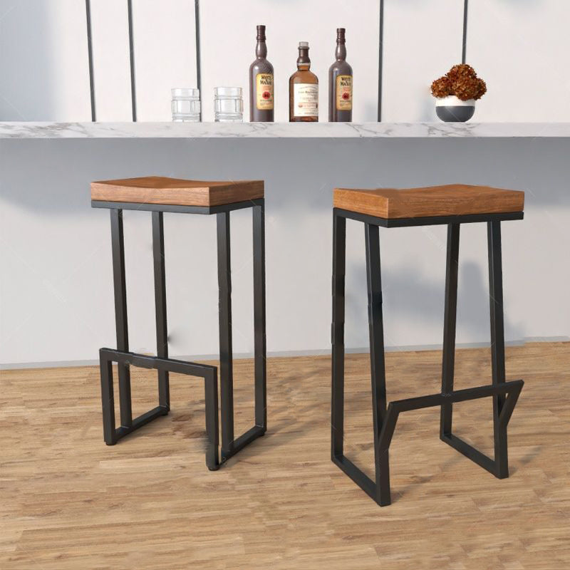 Tabouret de bar à dos en bois contemporain avec des jambes en métal