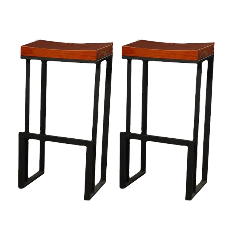 Tabouret de bar à dos en bois contemporain avec des jambes en métal