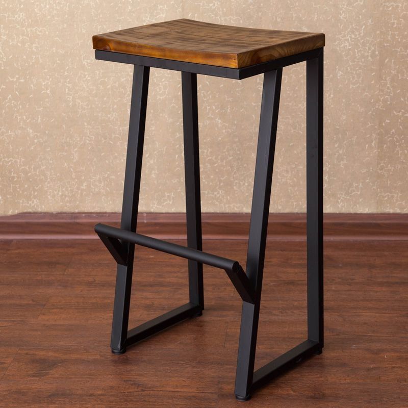 Tabouret de bar à dos en bois contemporain avec des jambes en métal