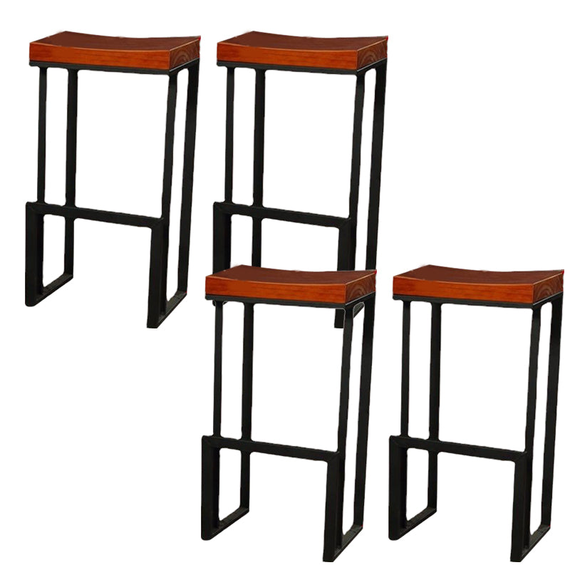 Tabouret de bar à dos en bois contemporain avec des jambes en métal