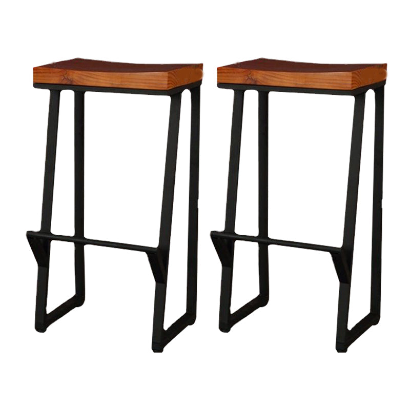 Tabouret de bar à dos en bois contemporain avec des jambes en métal
