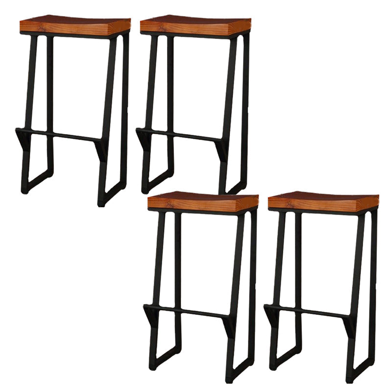 Tabouret de bar à dos en bois contemporain avec des jambes en métal