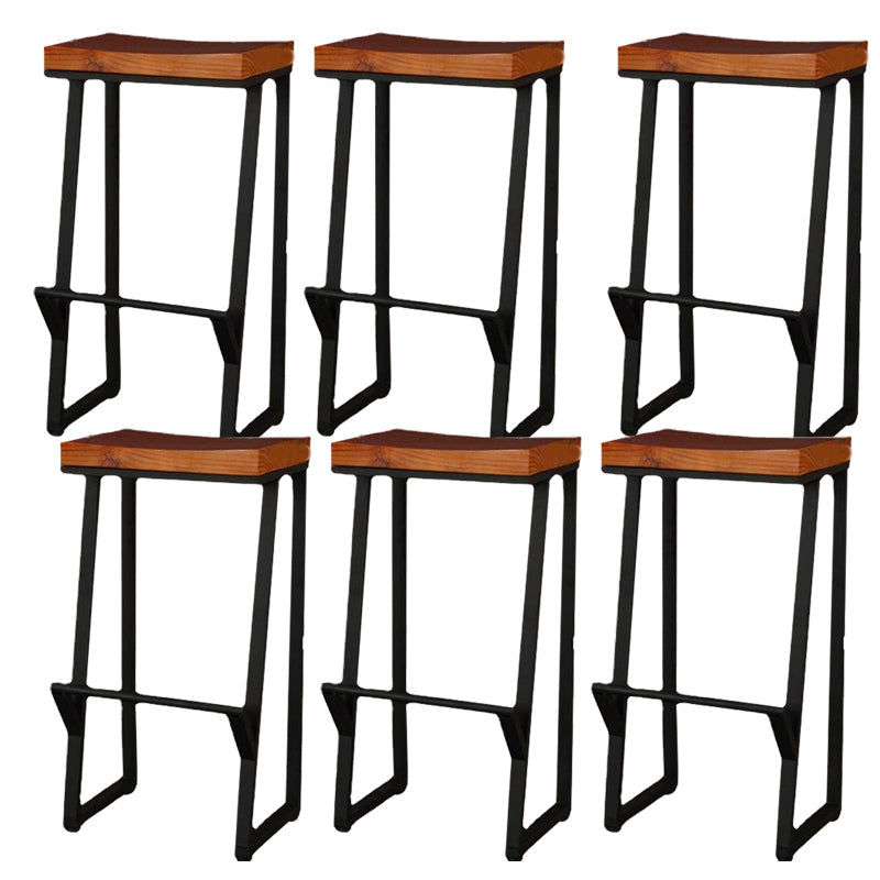 Tabouret de bar à dos en bois contemporain avec des jambes en métal