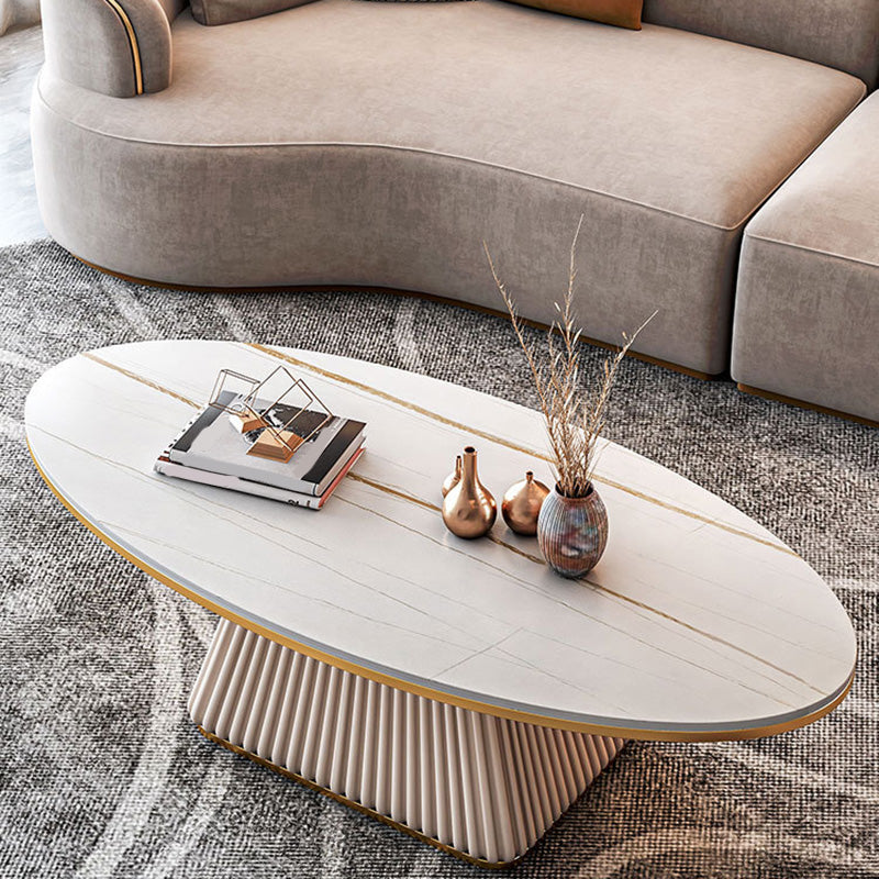 Glamouröser Couchtisch mit ovalem Sockel und Cocktailtisch