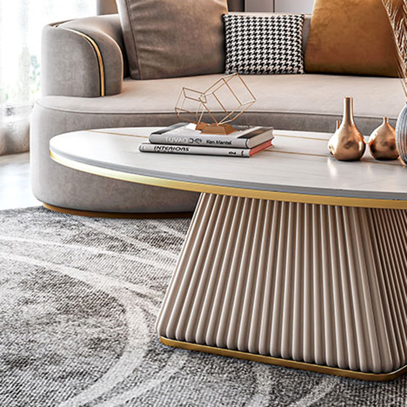 Glamouröser Couchtisch mit ovalem Sockel und Cocktailtisch