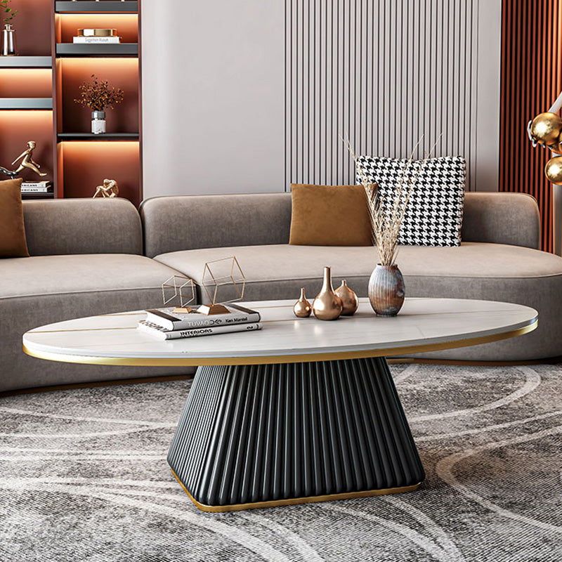 Glamouröser Couchtisch mit ovalem Sockel und Cocktailtisch