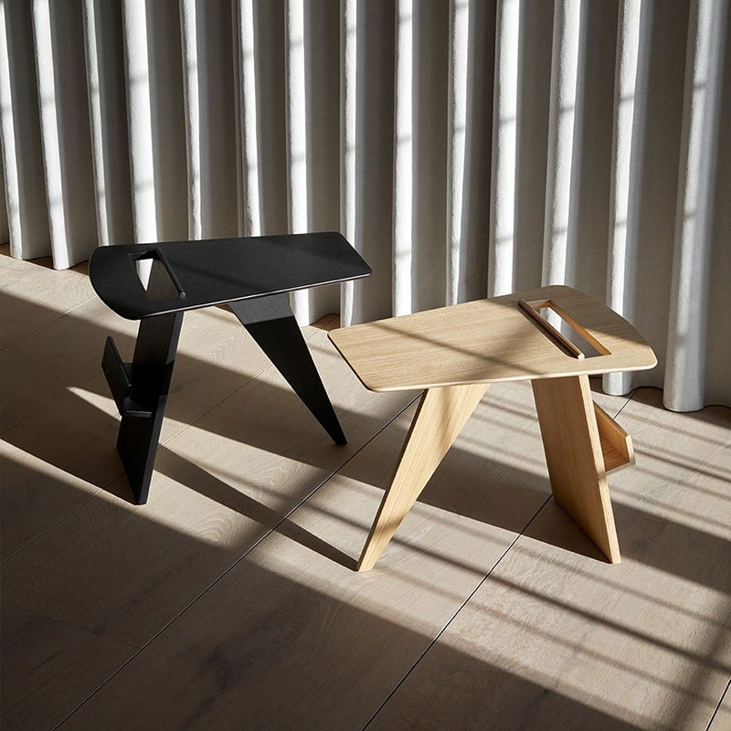 ソリッドウッドアブストラクトサイドテーブルナチュラル/ブラック22.44インチ幅のエンドテーブル