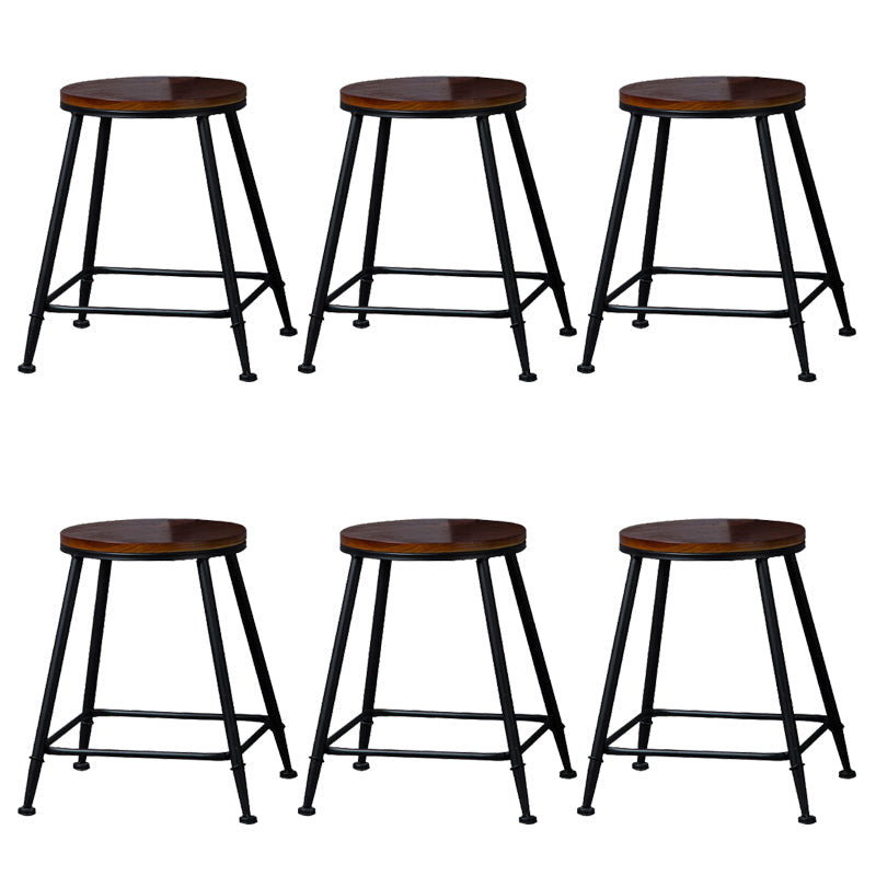 Eigentijdse metalen dineren krukken rond barkrukken met voetsteun