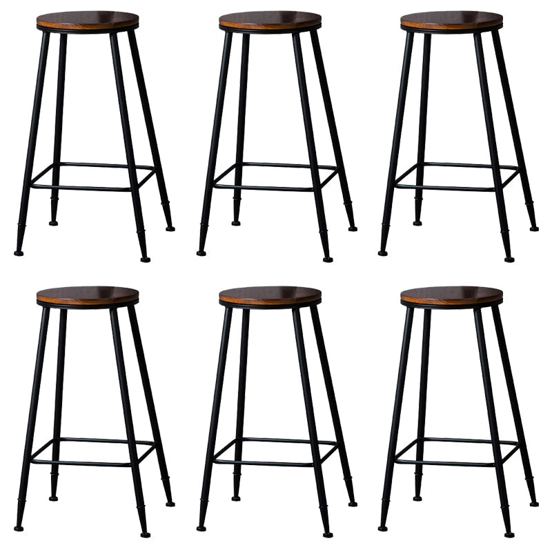 Eigentijdse metalen dineren krukken rond barkrukken met voetsteun