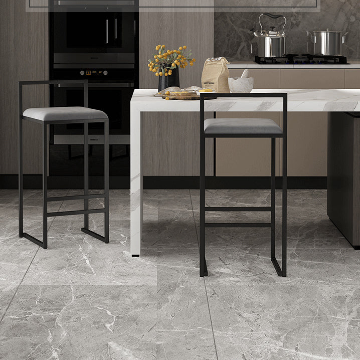 メタルアームレスダイニングスツールは、クッション付きの現代的なバースツール