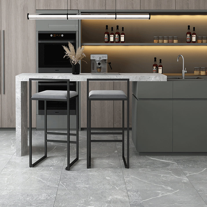 メタルアームレスダイニングスツールは、クッション付きの現代的なバースツール