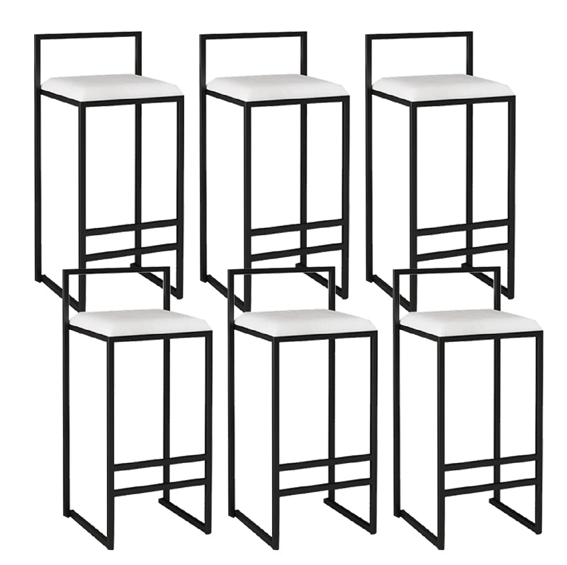 メタルアームレスダイニングスツールは、クッション付きの現代的なバースツール