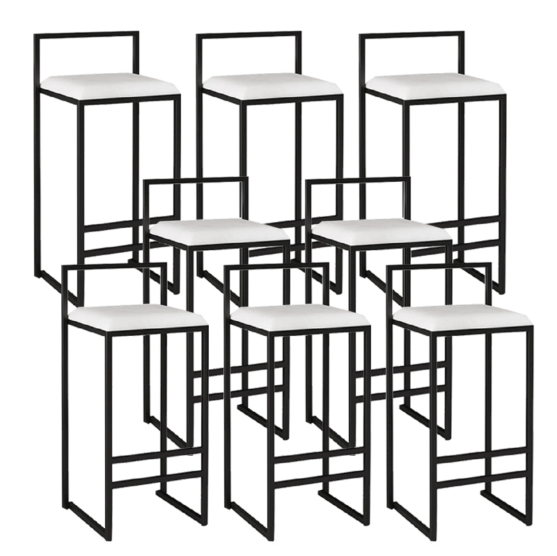 メタルアームレスダイニングスツールは、クッション付きの現代的なバースツール