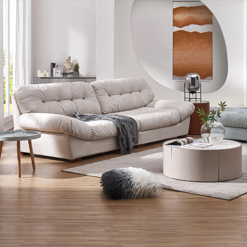 Sala de estar moderna de cojines blancos