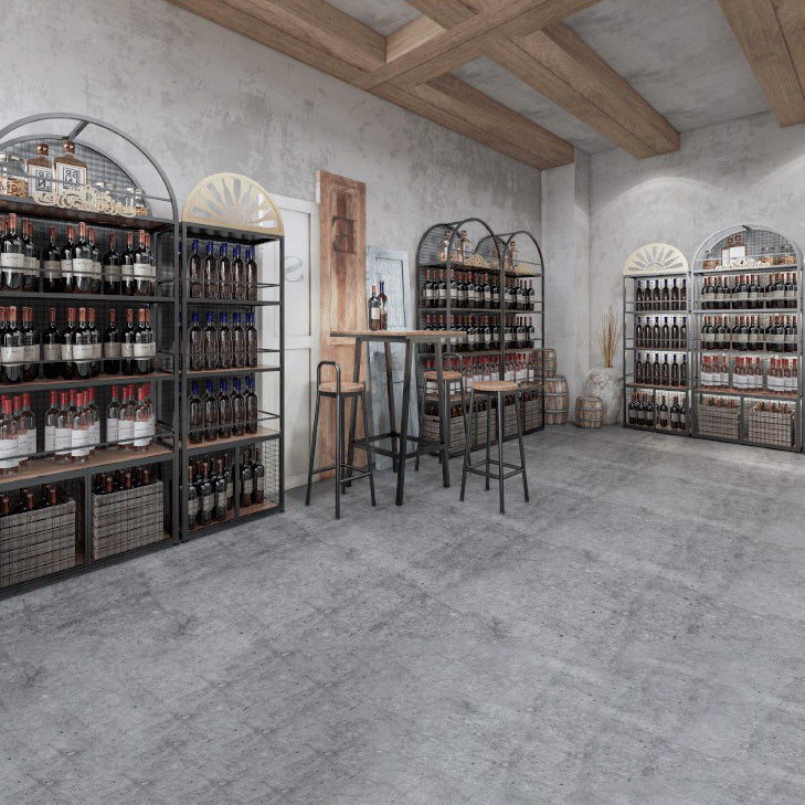 Porta di vino nera contemporanea con bottiglia da pavimento in metallo con scaffali