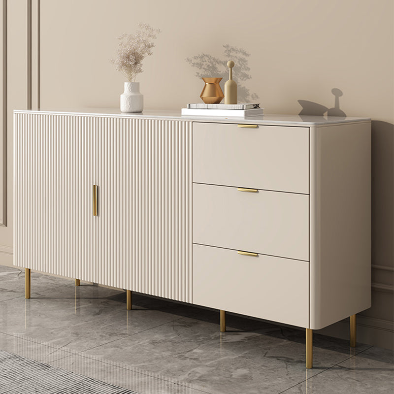 Scheda a buffet in pietra a buffet in stile glam con armadi e cassetti