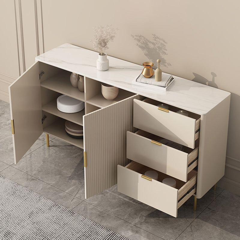 Scheda a buffet in pietra a buffet in stile glam con armadi e cassetti