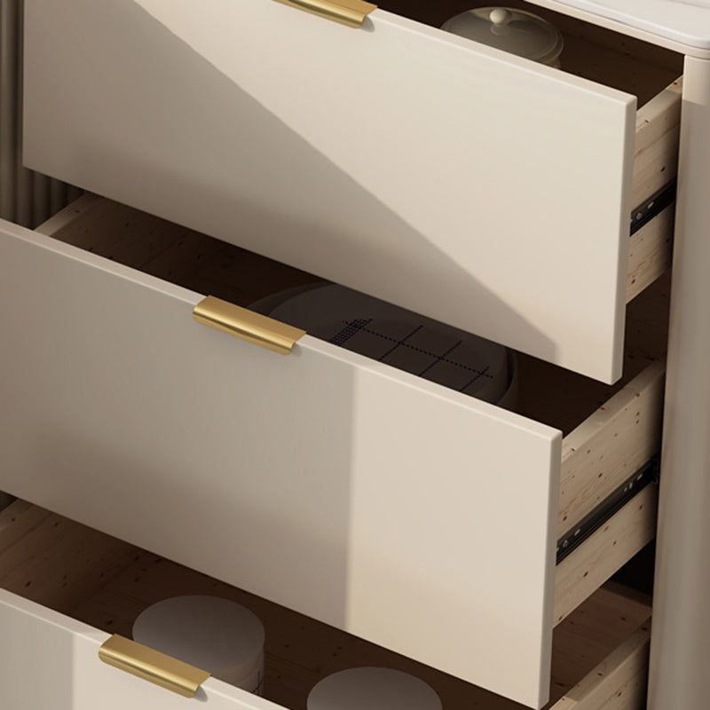 Scheda a buffet in pietra a buffet in stile glam con armadi e cassetti