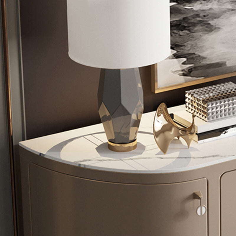 Scheda a buffet in pietra a buffet in stile glam con armadi