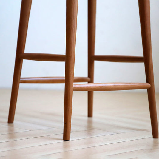 マット仕上げソリッドウッドカウンターチェアモダンな屋内カウンタースツール