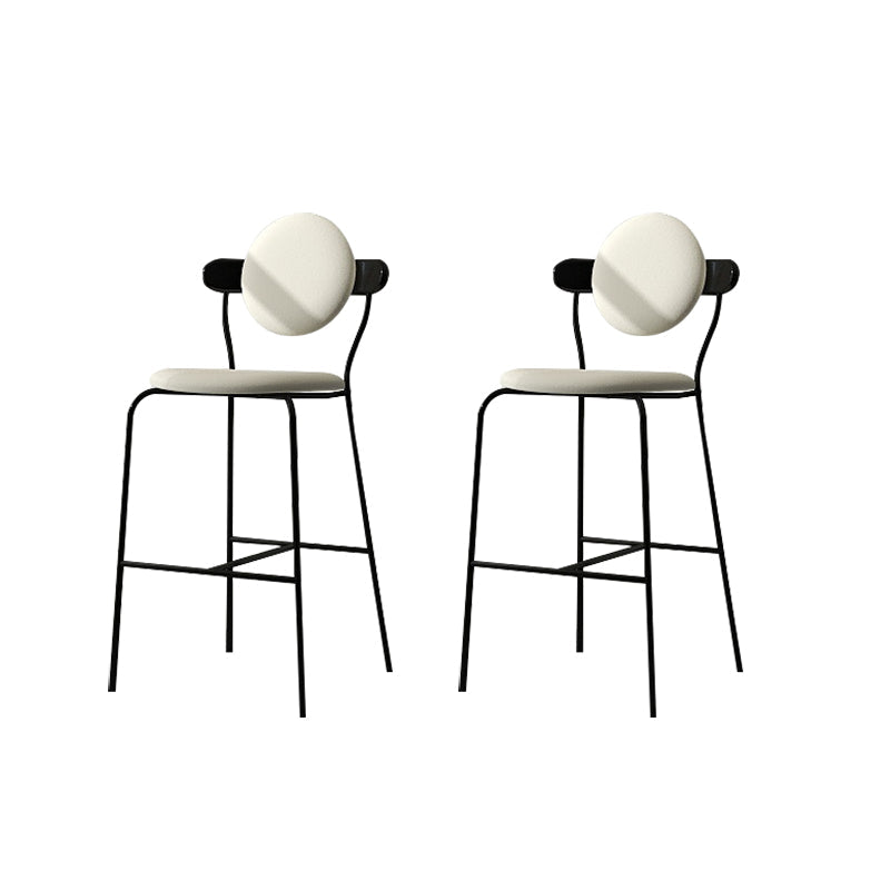 Tabourets de bar blanc rembourrés avec cadre noir tabouret intérieur contemporain