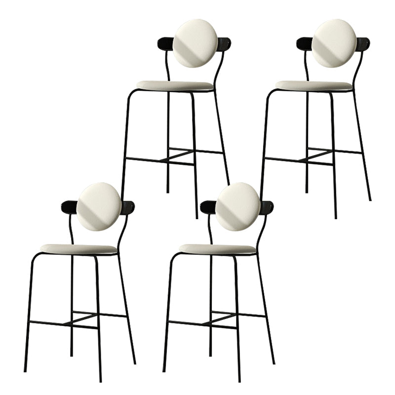 Tabourets de bar blanc rembourrés avec cadre noir tabouret intérieur contemporain