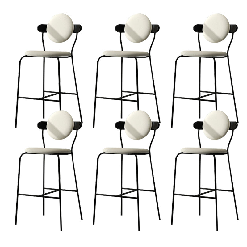 Tabourets de bar blanc rembourrés avec cadre noir tabouret intérieur contemporain