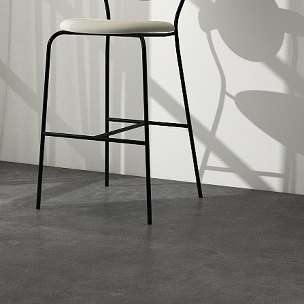 Tabourets de bar blanc rembourrés avec cadre noir tabouret intérieur contemporain