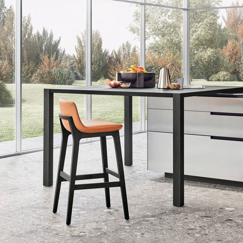 Taburete de bar de cuero con respaldo para mostrador Bristol con patas de madera