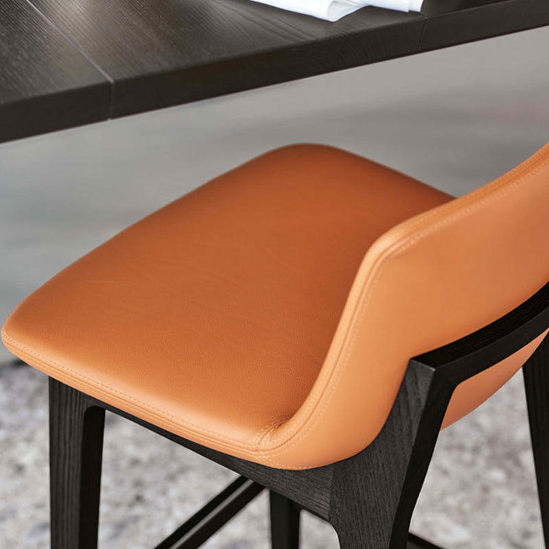 Taburete de bar de cuero con respaldo para mostrador Bristol con patas de madera