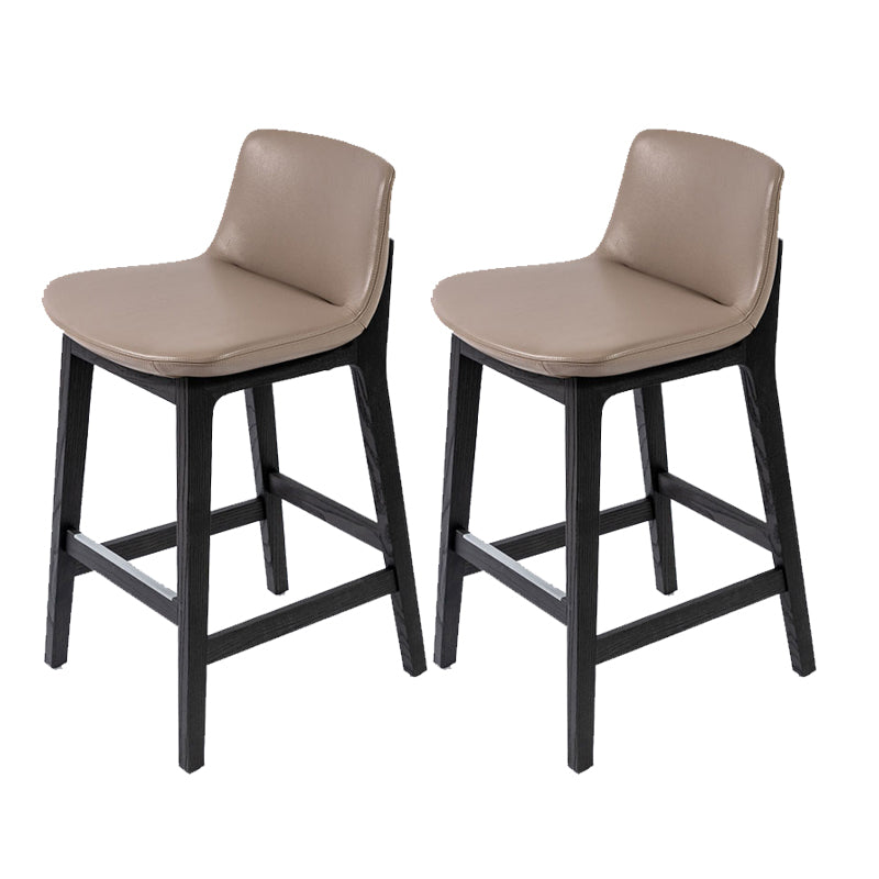 Taburete de bar de cuero con respaldo para mostrador Bristol con patas de madera
