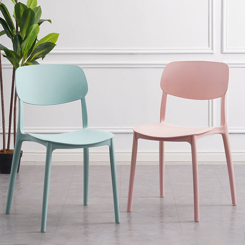 プラスチックの屋内屋外サイドチェアアームレススタック可能なダイニングチェア