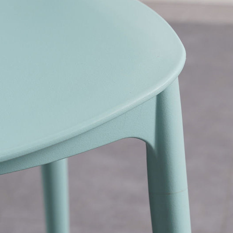 プラスチックの屋内屋外サイドチェアアームレススタック可能なダイニングチェア