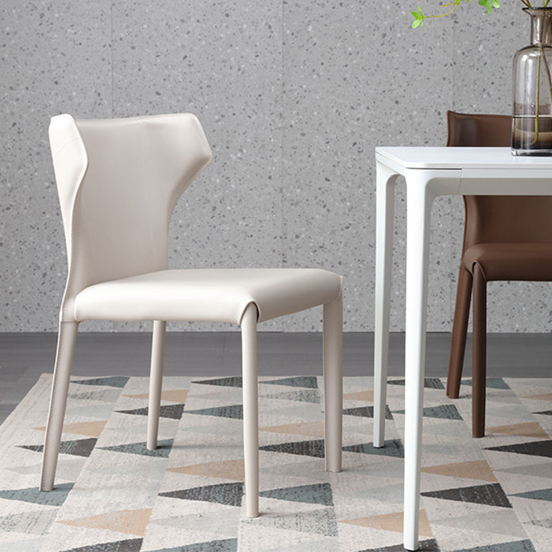 現代的なサイドチェアソリッドバックフェイクレザーダイニングルーム屋内の椅子