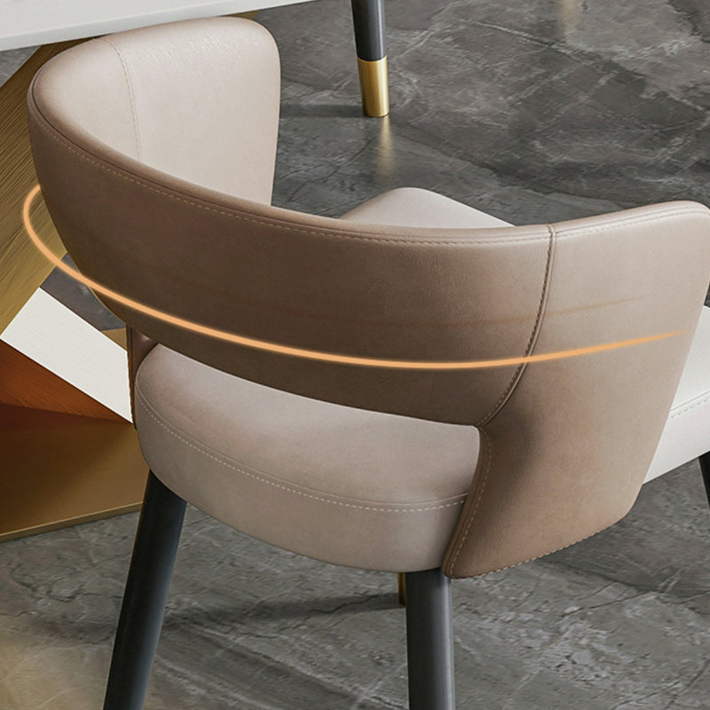 モダンなアームチェアフェイクレザー屋内のダイニングルームチェア