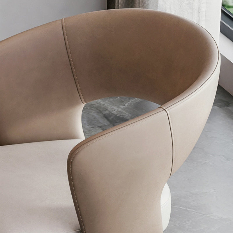 モダンなアームチェアフェイクレザー屋内のダイニングルームチェア