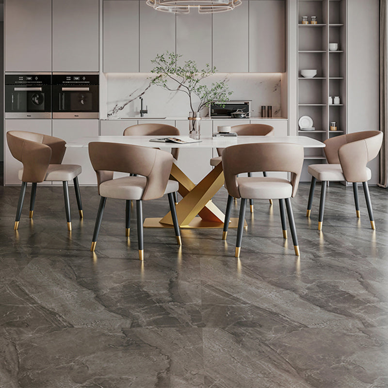 モダンなアームチェアフェイクレザー屋内のダイニングルームチェア