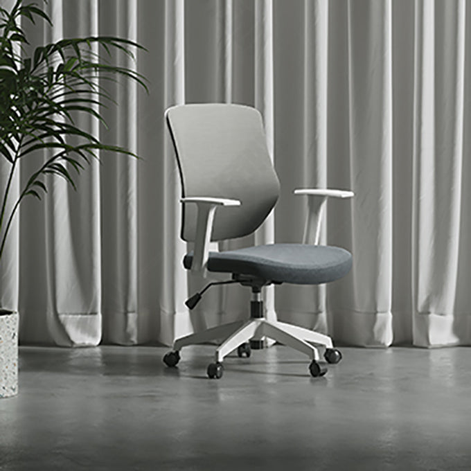 Silla de oficina moderna altura del asiento ajustable brazos fijos silla giratoria con ruedas