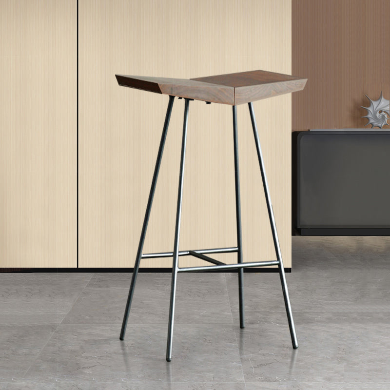 Braune Kiefernholz -Top -Theke & Barhocker modern