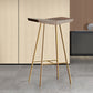 Braune Kiefernholz -Top -Theke & Barhocker modern