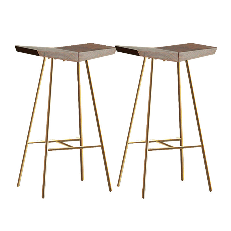 Braune Kiefernholz -Top -Theke & Barhocker modern