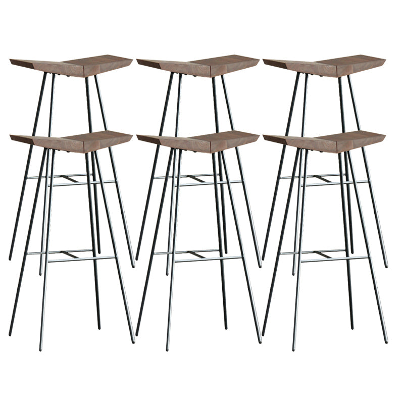 Braune Kiefernholz -Top -Theke & Barhocker modern