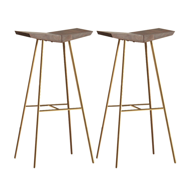 Braune Kiefernholz -Top -Theke & Barhocker modern