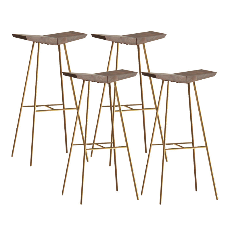 Braune Kiefernholz -Top -Theke & Barhocker modern