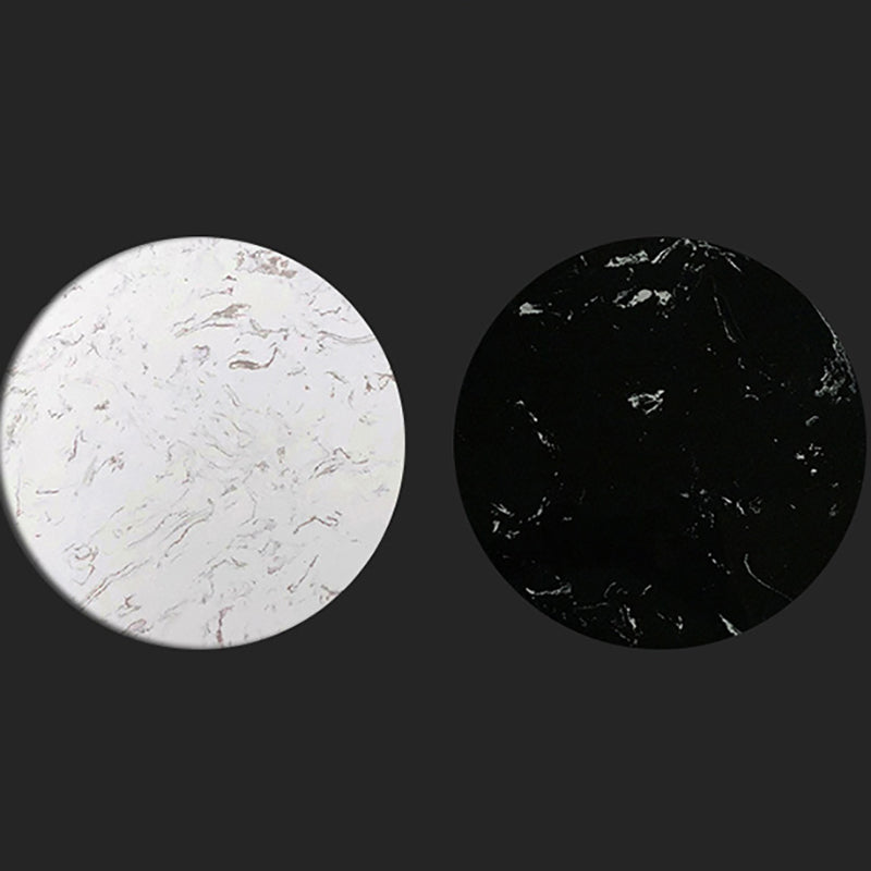 Modernos colgadores de metal enmarcado sin pie con ganchos en el árbol del salón