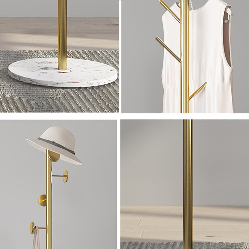 Modernos colgadores de metal enmarcado sin pie con ganchos en el árbol del salón