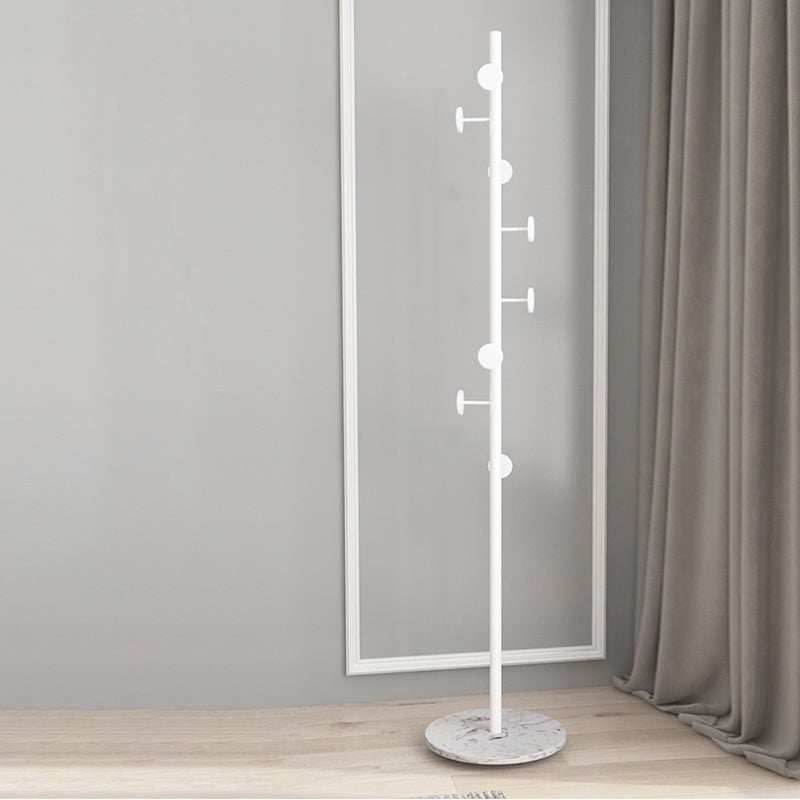 Modernos colgadores de metal enmarcado sin pie con ganchos en el árbol del salón