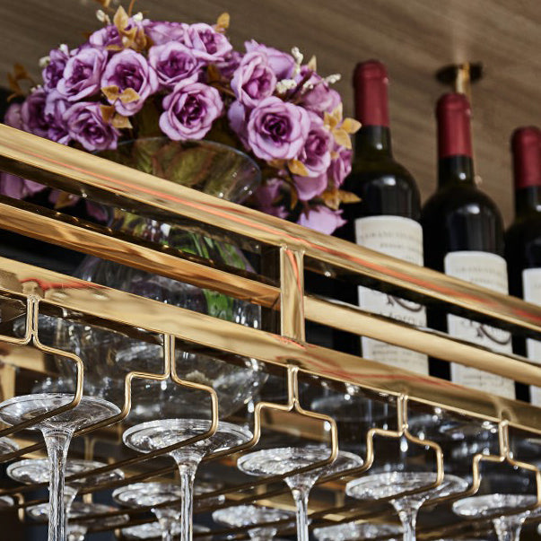 Soporte de vino de metal moderno botella de vino colgante y estante de vidrio para bar
